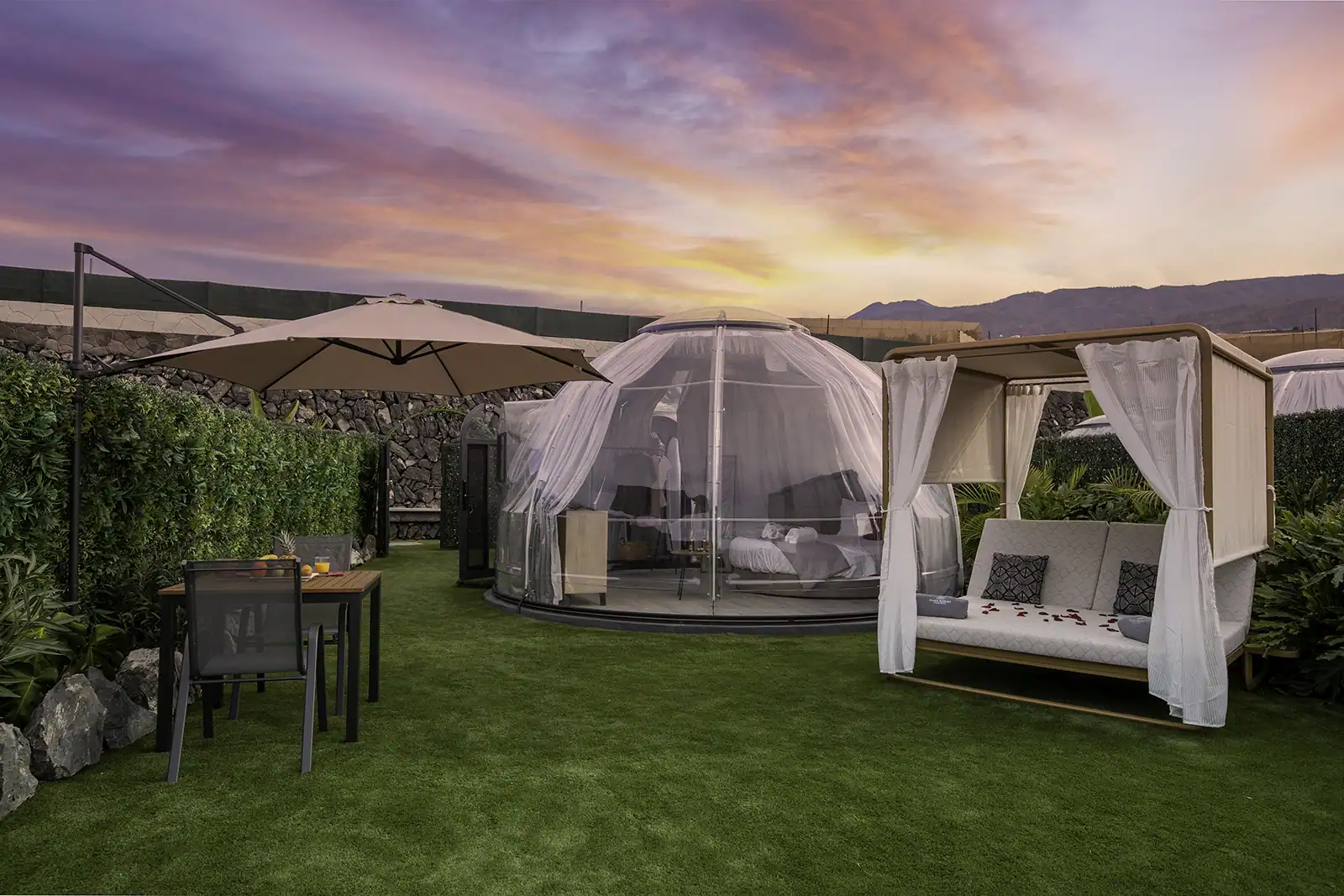 Habitación burbuja en Tenerife al atardecer con vistas al océano